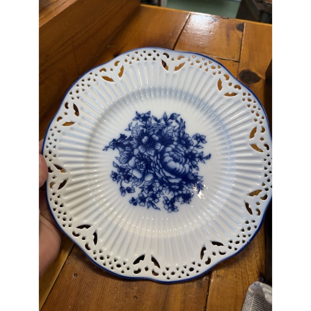 Vintage basic Porcelana blue white floral pierced reticulated lattice plate